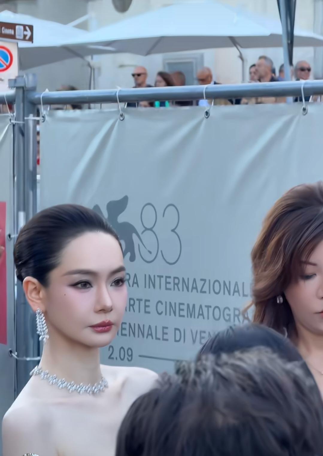 又瘦又美，我总感觉她美的都不像真人了！现在才理解她那个外国老公为啥对他总是爱的