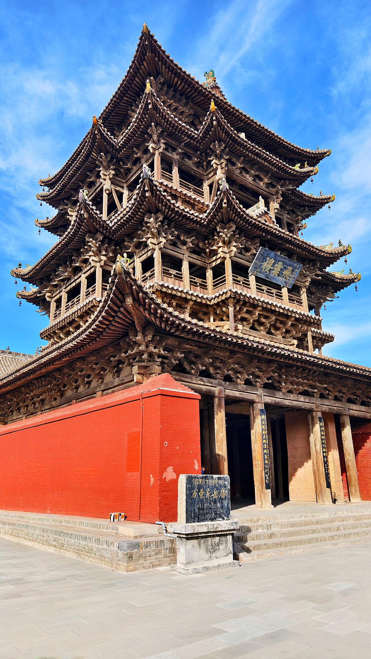 万荣“飞云楼”山西万荣飞云楼与应县木塔并称南楼北塔，被称为“中华第一木楼”地址