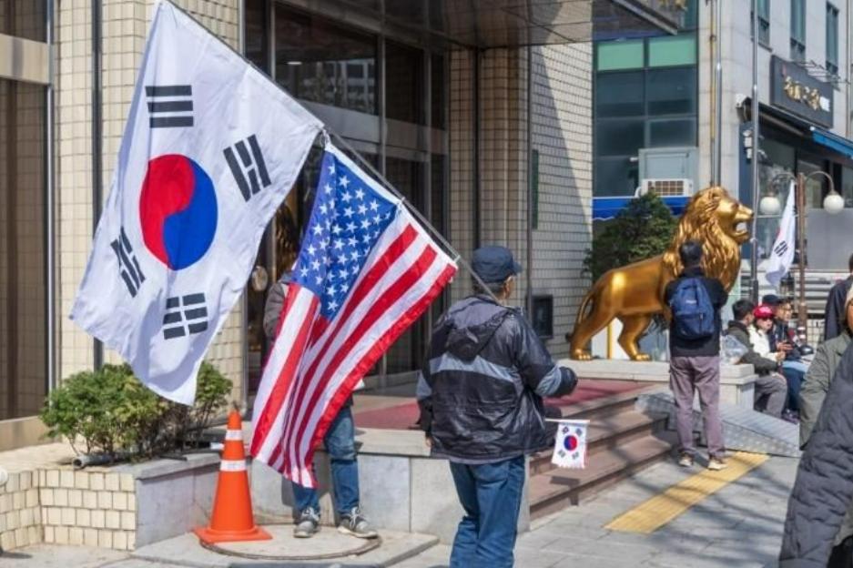 韩国爆发“反华”浪潮，扛着美韩国旗喊“滚回中国”，联合国罕见出声警告。 近日