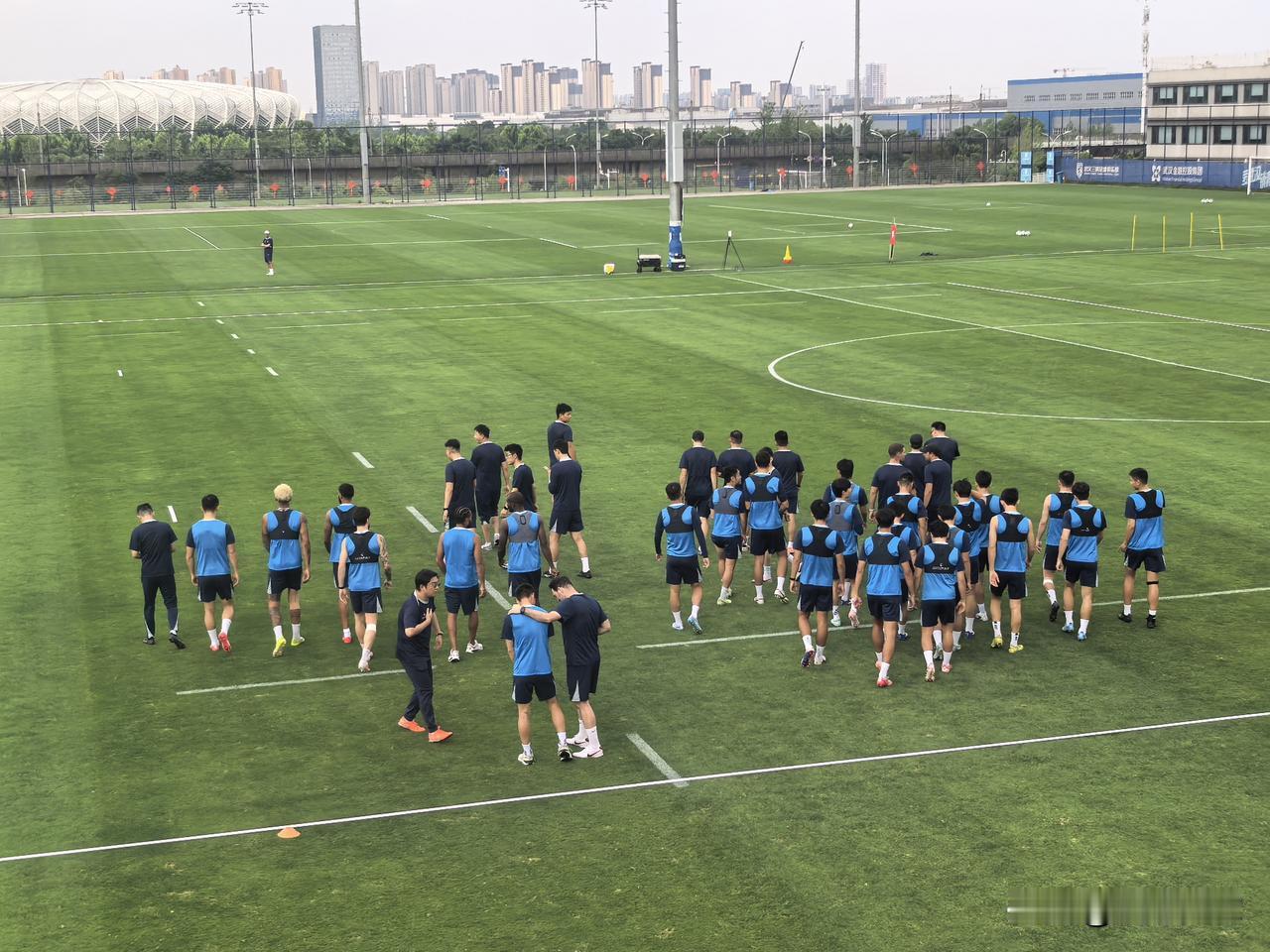 武汉三镇俱乐部召开球迷恳谈会，凝聚共识全力保级7月7日下午，武汉三镇足球俱乐