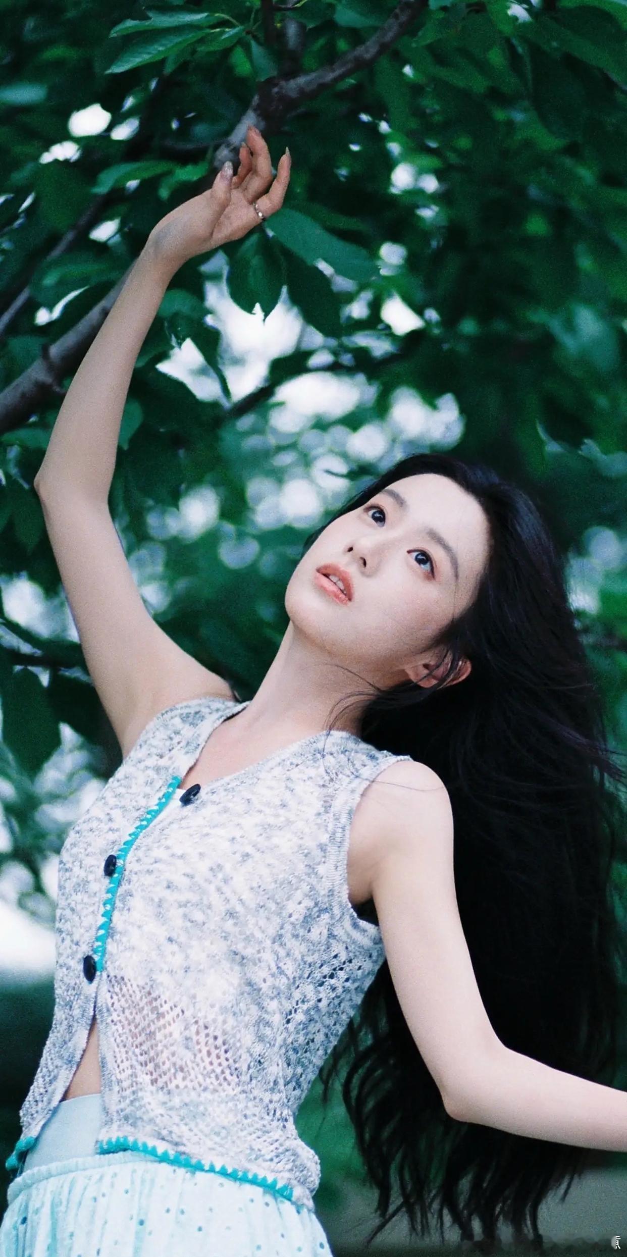 包上恩这身湖绿碎花裙配长发，清新甜美到让人心醉！