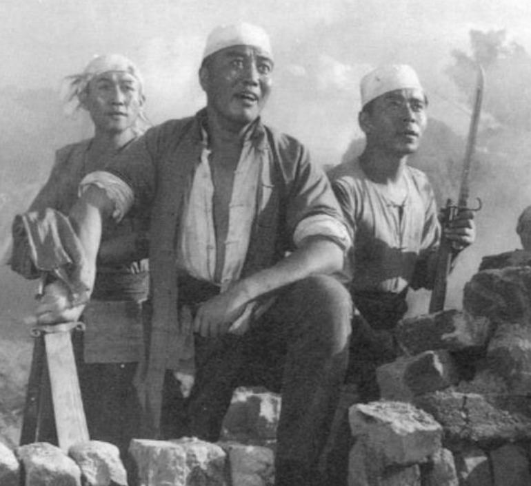 1935年，朱育祺回乡探亲，刚走到家门就被红军捉拿到了罗汉尖山，朱母哭的死去活来
