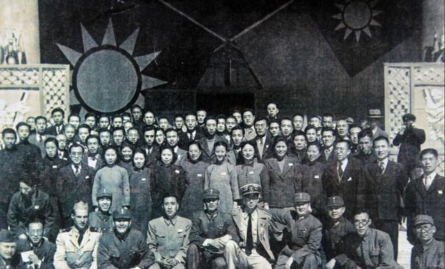 1939年，抗日杀奸团到天津一电影院中锄奸，却找不到目标，队长灵机一动，对播放员
