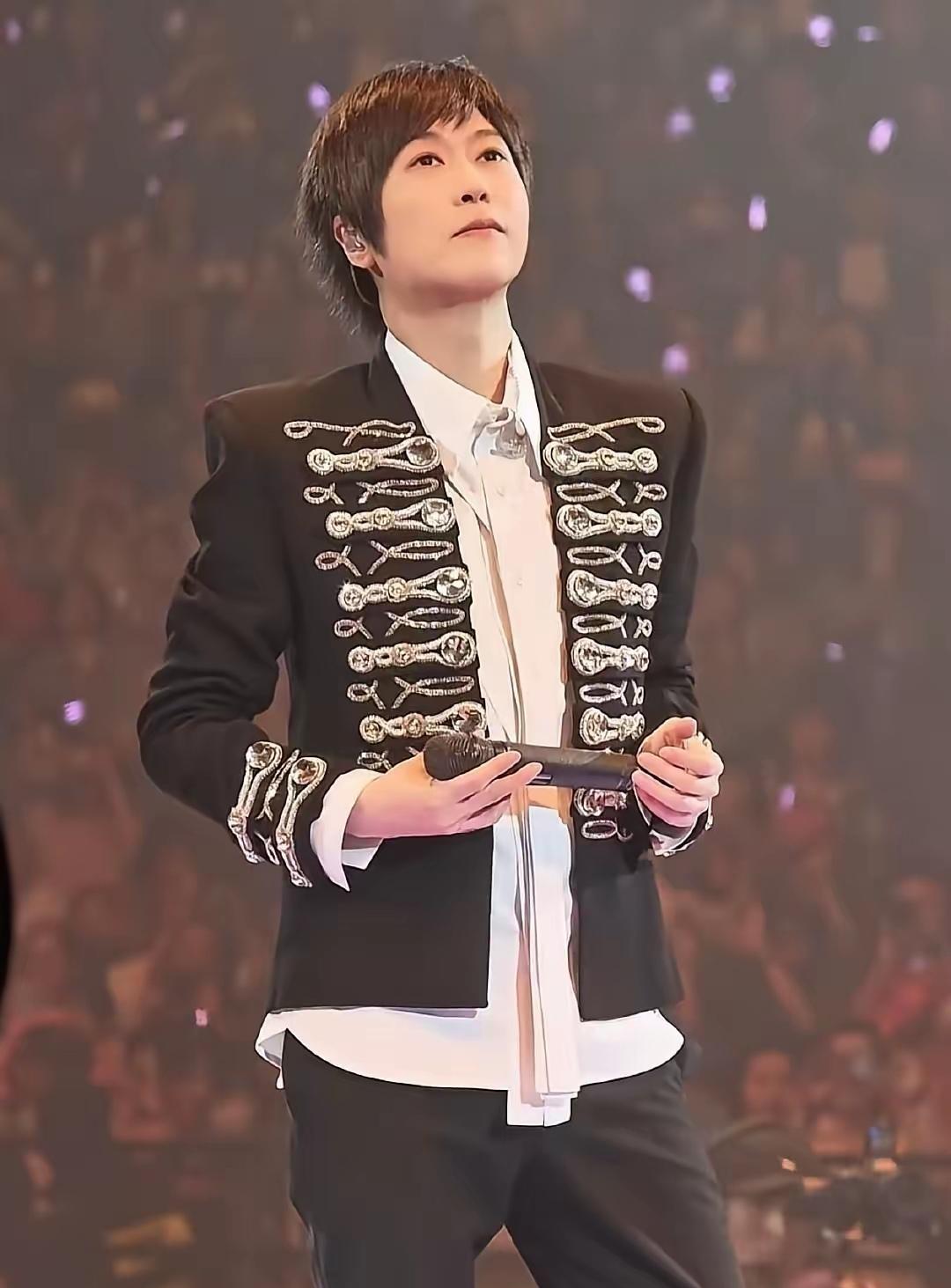 看有些人混得越来越差，真不是没原因的。刷到他最新直播回放，镜头里瘫坐着，有