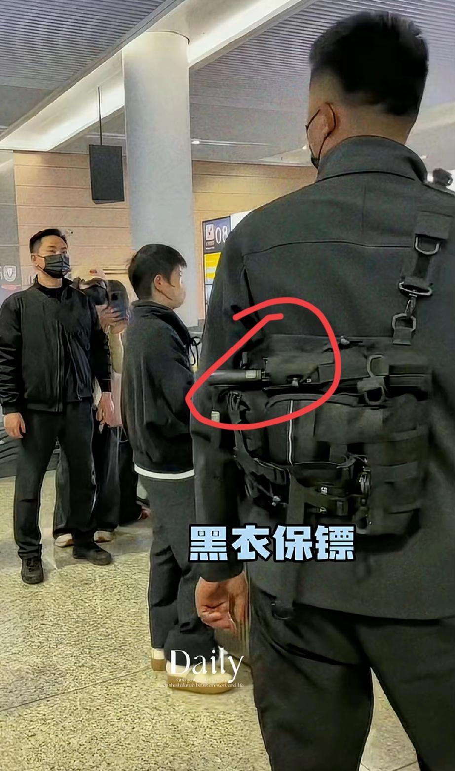 重庆莎莎安保火了!这黑衣保镖时刻跟随在身边，太飒了。可以看到保镖背后包里好像是
