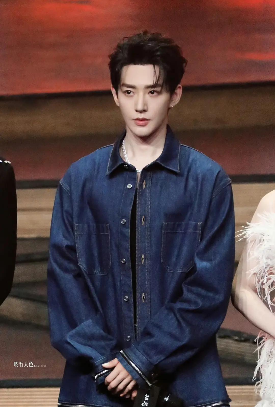 这是谁？请立刻从邓为身上下来