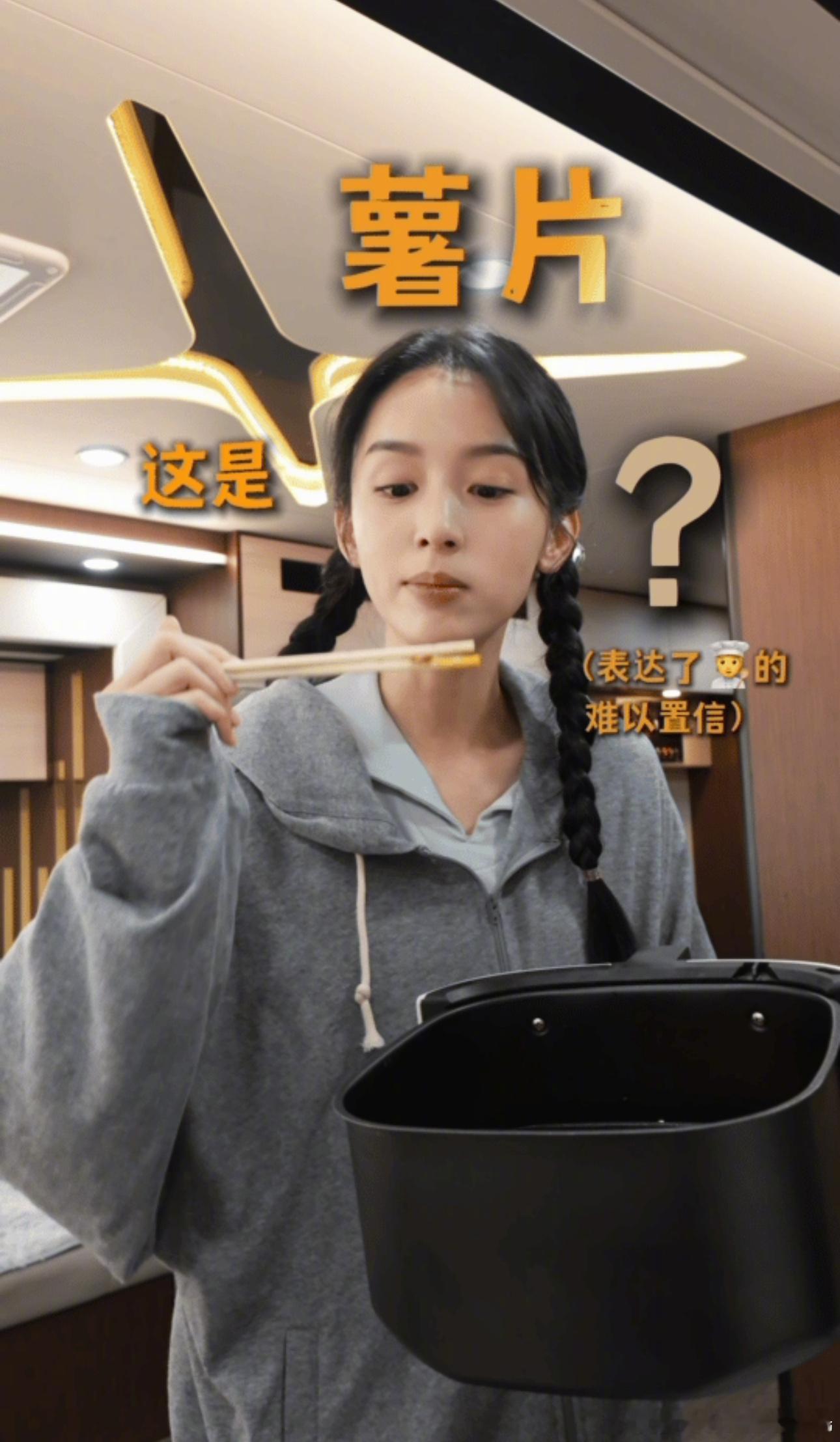 周也邪修式爆改火腿肠去皮削片编织后烤到金黄，外脆里嫩还带焦香，撒上喜欢的调料，