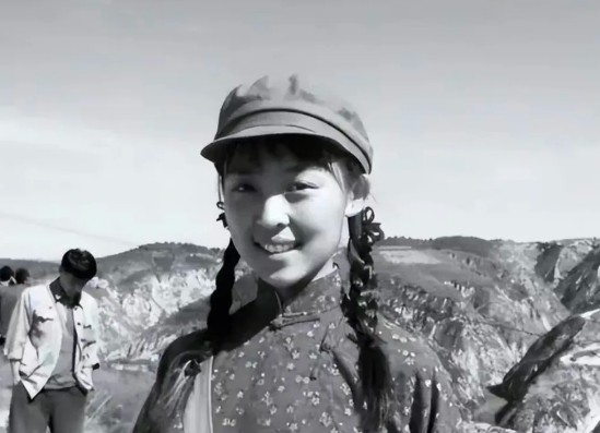 1969年，知青张梅香被公社副主任黄书良叫到办公室。从身后抱住了张梅香，嘴里念叨