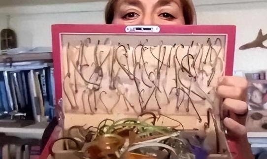 1996年，一位意大利女潜水员在巴哈马海底，帮一条大鲨鱼拔掉嘴里的钢钩，正准备离