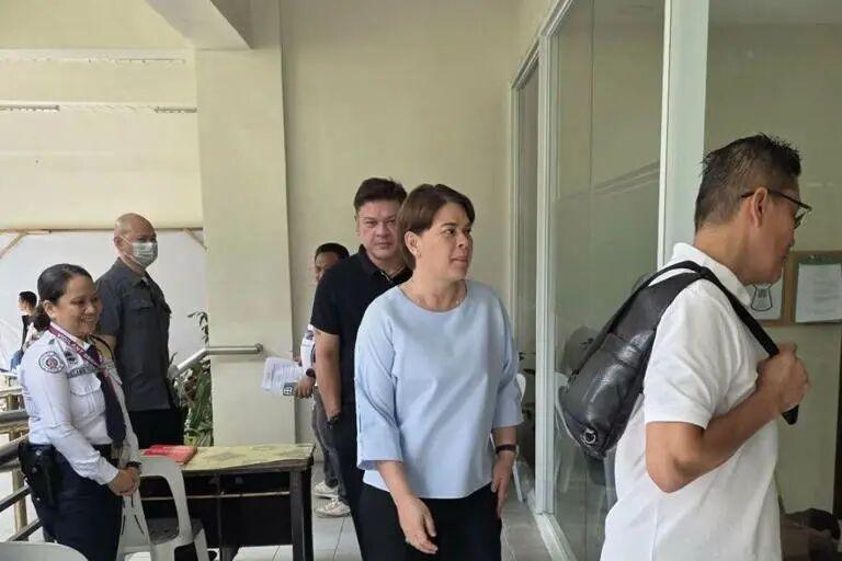 老杜一家没有省心的！8月13日，菲副总统莎拉陪同兄长保罗前往达沃市地区审判法院