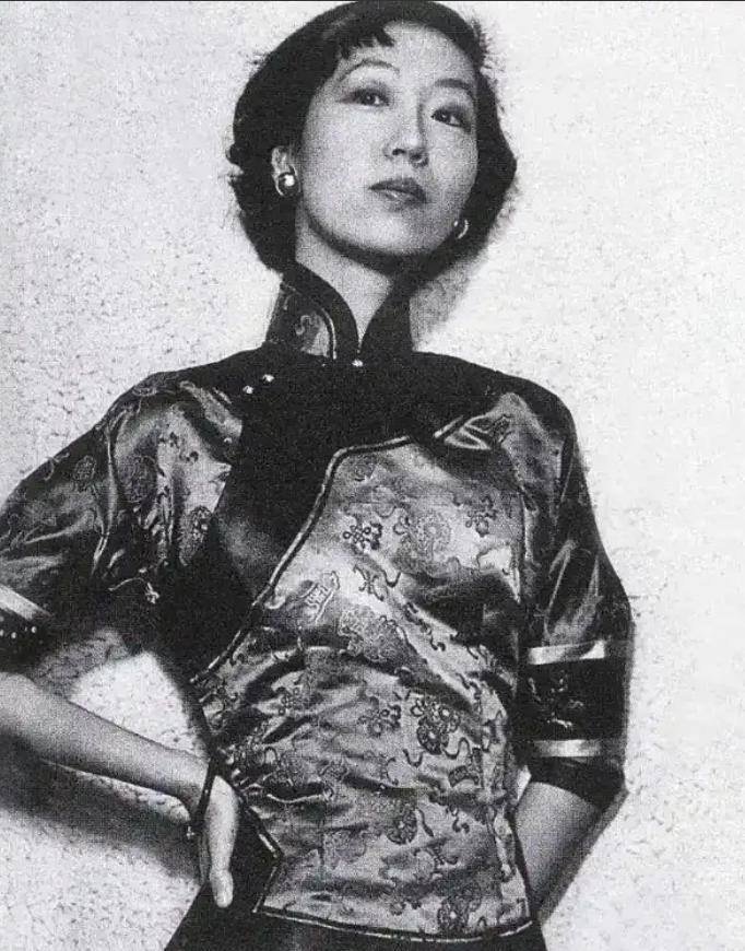 1938年，张爱玲40岁的父亲趁妻子熟睡，偷偷摸进18岁女儿的卧室。看见张爱玲昏