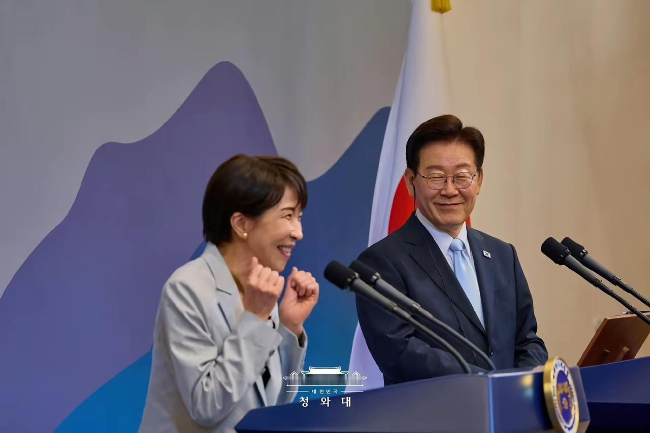 高市早苗做这个娇羞的动作，正是她邀请李在明访问日本，并期待一起泡温泉时做的动作。