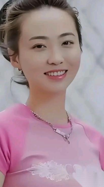 白珊珊，恒大歌舞团团长，1989年生人，属蛇的顶级美女。在最高端的商业舞台上风光