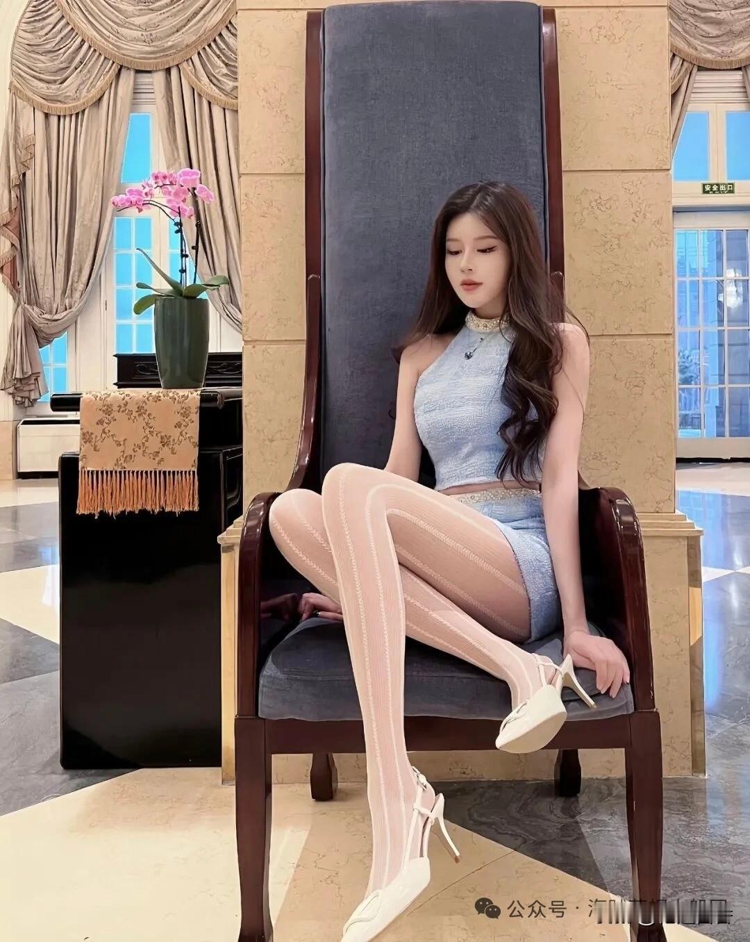 优雅气质，粉色丝袜与高跟鞋的完美搭配，尽显女性魅力！职场穿搭怎样更显女人味?