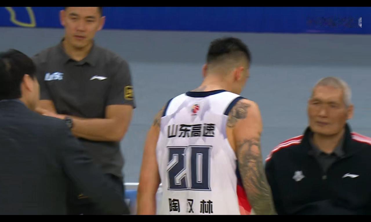 陶汉林再次被罚下，约翰逊打得太累，浙江内线短板难弥补随着约克最后的三分球命中