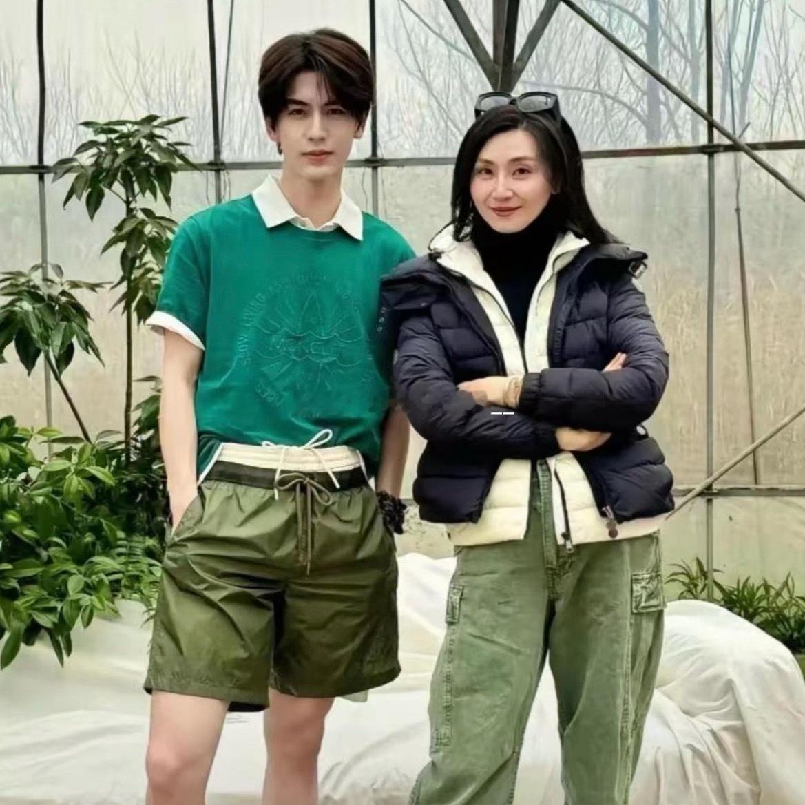 张凌赫的妈妈真的又年轻又漂亮