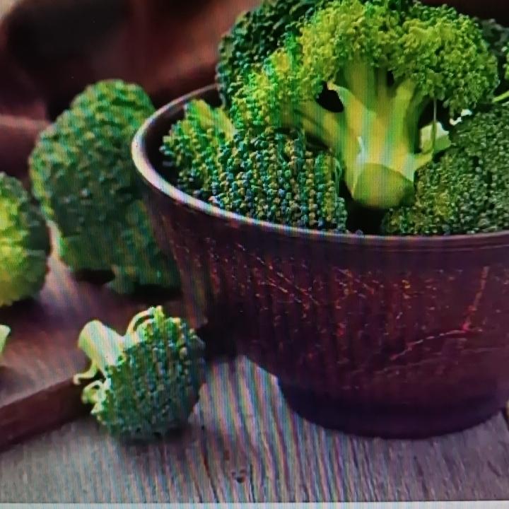 高血压患者的饮食里，蔬菜可是“大功臣”。医生常说多吃蔬菜稳血压，像西兰花就是高血