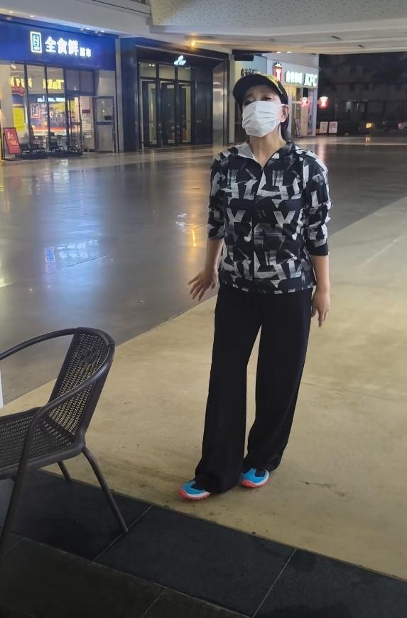 刘晓庆，于5月5日午夜00:57在个人账号更新了动态，配文：亍头偶遇小大姐唱歌，