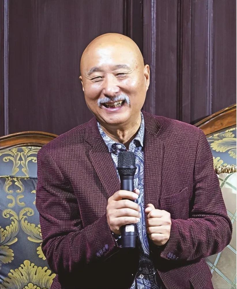 1990年的一天，刘晓庆看到陈佩斯，她笑着对身边的人说：这是我大侄子，我是她小姑