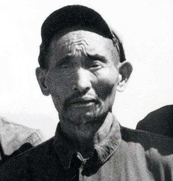1952年，解放军在大凉山抓到一个独眼土匪，审讯后军区首长震惊：这不就是17年前