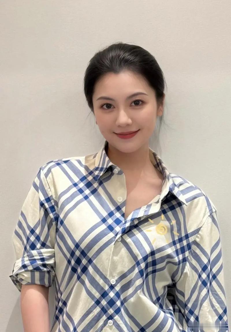 情绪稳定的人，额头往往舒展明亮，没有深刻的竖纹或川字纹，这个是长期不皱眉的结果。