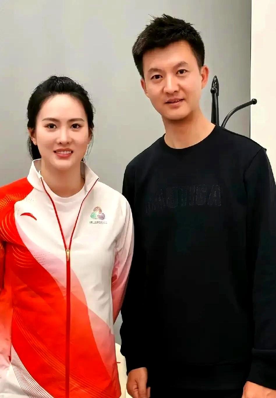 奥运冠军陈若琳恋情疑曝光。2月14日晚，陈若琳在一家米其林餐厅被拍到与一位眼