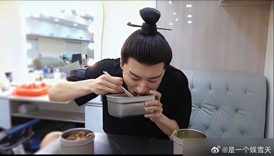 拍《兰香如故》时，全剧组饮食管制跟防贼一样。刘学义妈妈拎着保温桶来了，他一掀盖子