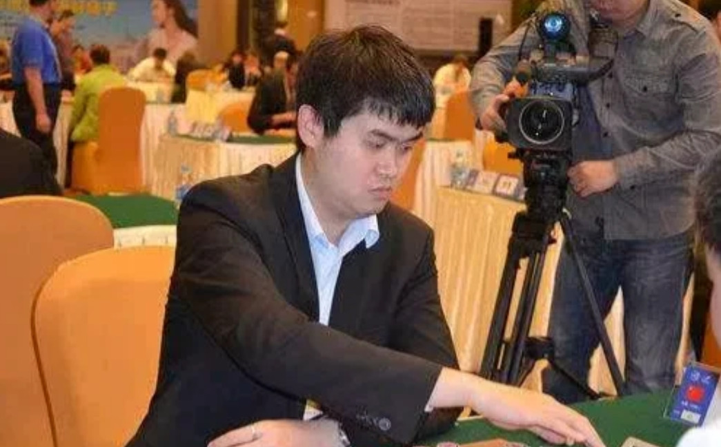 真是可叹，在党斐大师昨晚的直播中，一些棋迷竟发弹幕嘲讽道“你卖课程忽悠那些六七十