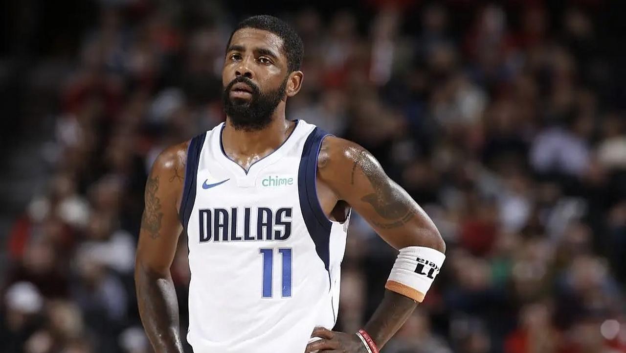 欧文尴尬了前NBA球员帕金斯在一档节目中谈到了欧文，他说：“欧文从来都不是蝙蝠