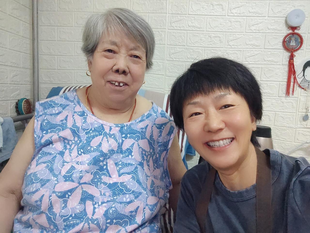 二姐通过监控看到，老妈摔倒在地，老爸站在一旁不停指责她：我怎么得罪你了，摔倒了还