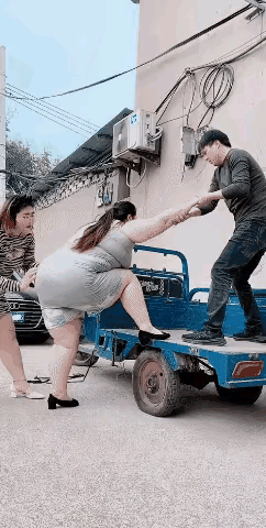 眼看过年了，赶紧把这几头拉到集上去！过年之后，就不好卖了！