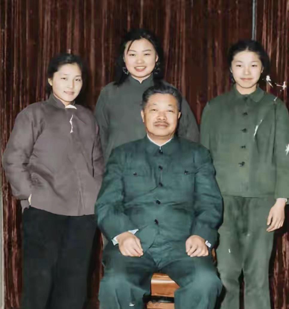 50年代，贺龙元帅和三个女儿的合影，如今最小的女儿也有77岁了