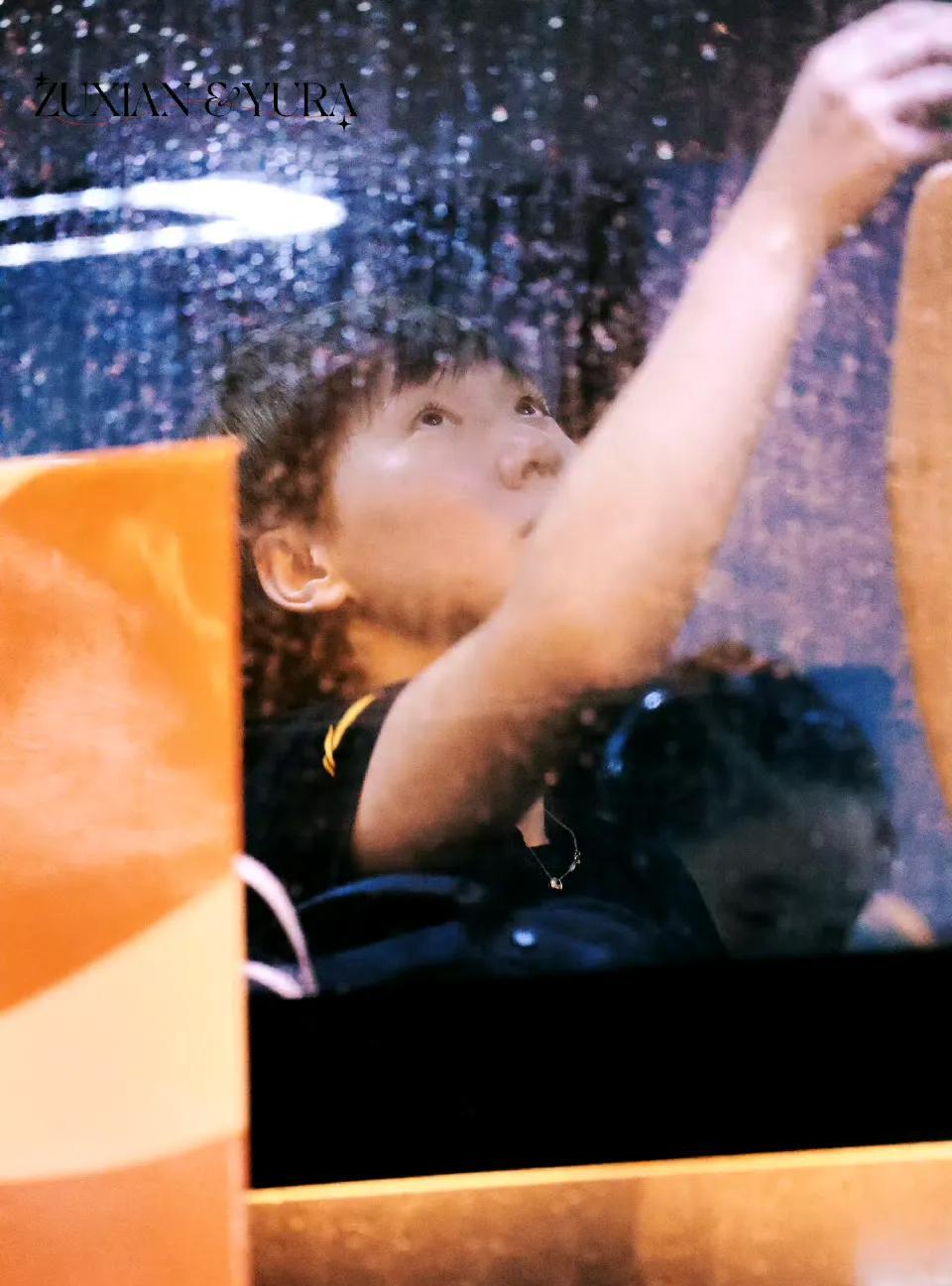 北京暴雨中坐车返回体总公寓的王曼昱！隔着玻璃和玻璃上的雨水，镜头下抬头和注视的