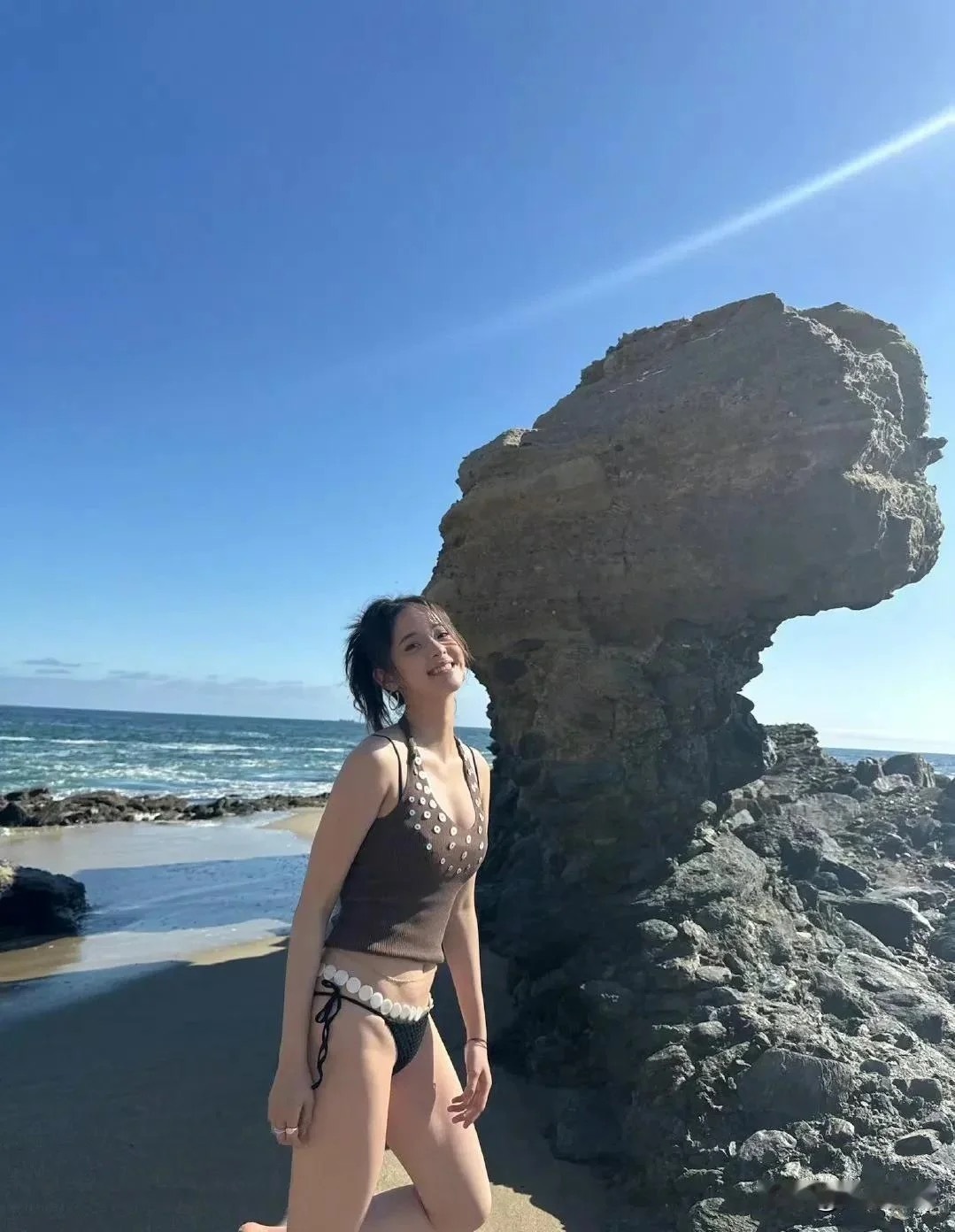 欧阳娜娜海边清凉写真，什么事把小姐姐乐成这样