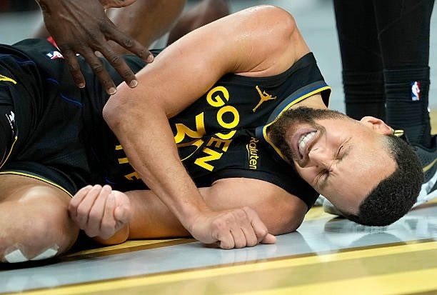 勇士本赛季与膝伤斗争着……巴特勒赛季报销。库里因持续不断的右膝伤势缺席了过去22