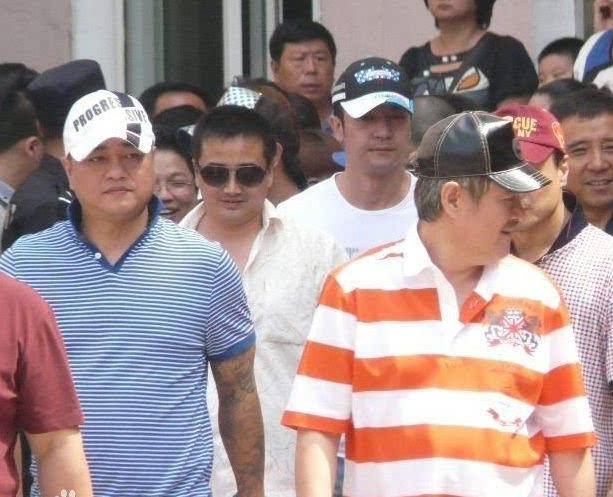 张家豪与李宝敏在酒吧发生冲突, 俩人较量身手, 赵本山出面才解决