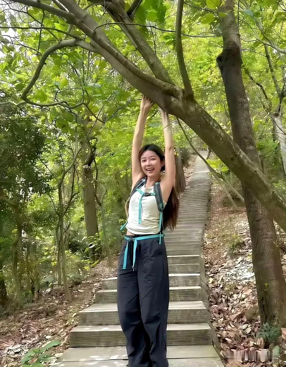看了照片，我敢说几乎所有男人都会被第一个女孩吸引，而至少一半