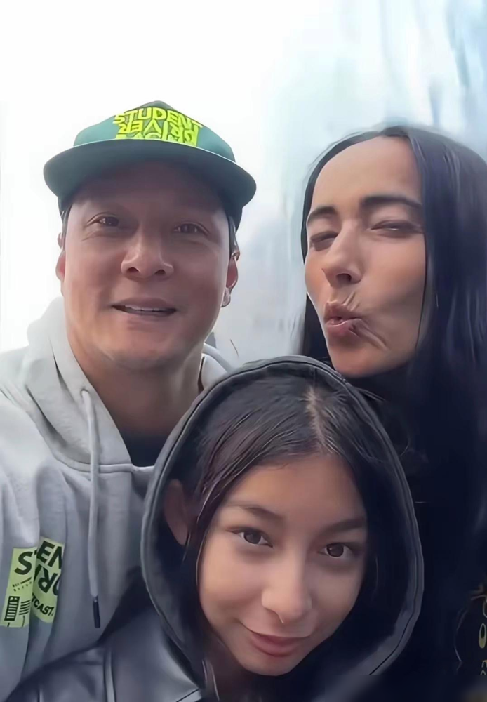 吴彦祖晒了张26年前对比照，网友盯着他老婆的法令纹和他闺女的五官，吵翻了。照片左边是《美少年之恋》时