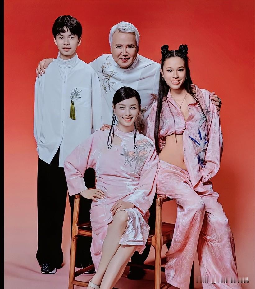 张庭———标志性酒窝的大美女张庭发的这张全家福，儿子生得十分俊朗，女儿也很漂亮，有一种混血感，真应了