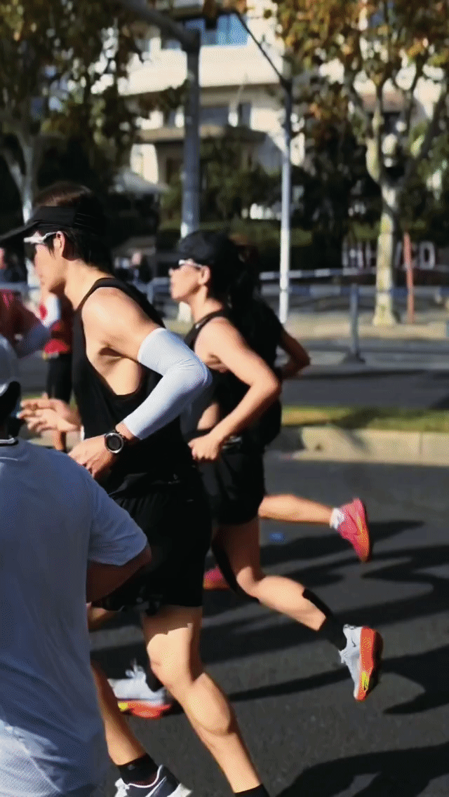 2025上海马拉松今晨鸣枪51岁生日跑完全程马拉松，钟汉良用42.195公里诠释