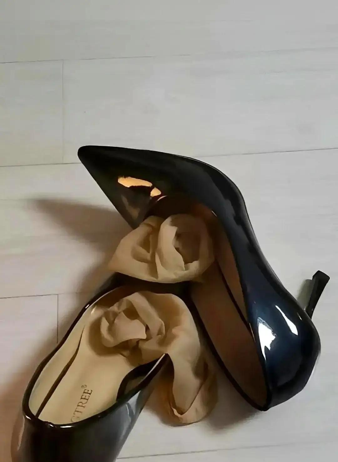 刷到那句“高跟鞋去战斗，运动鞋去生活”，我直接截图发闺蜜群，太真实。早上踩着十