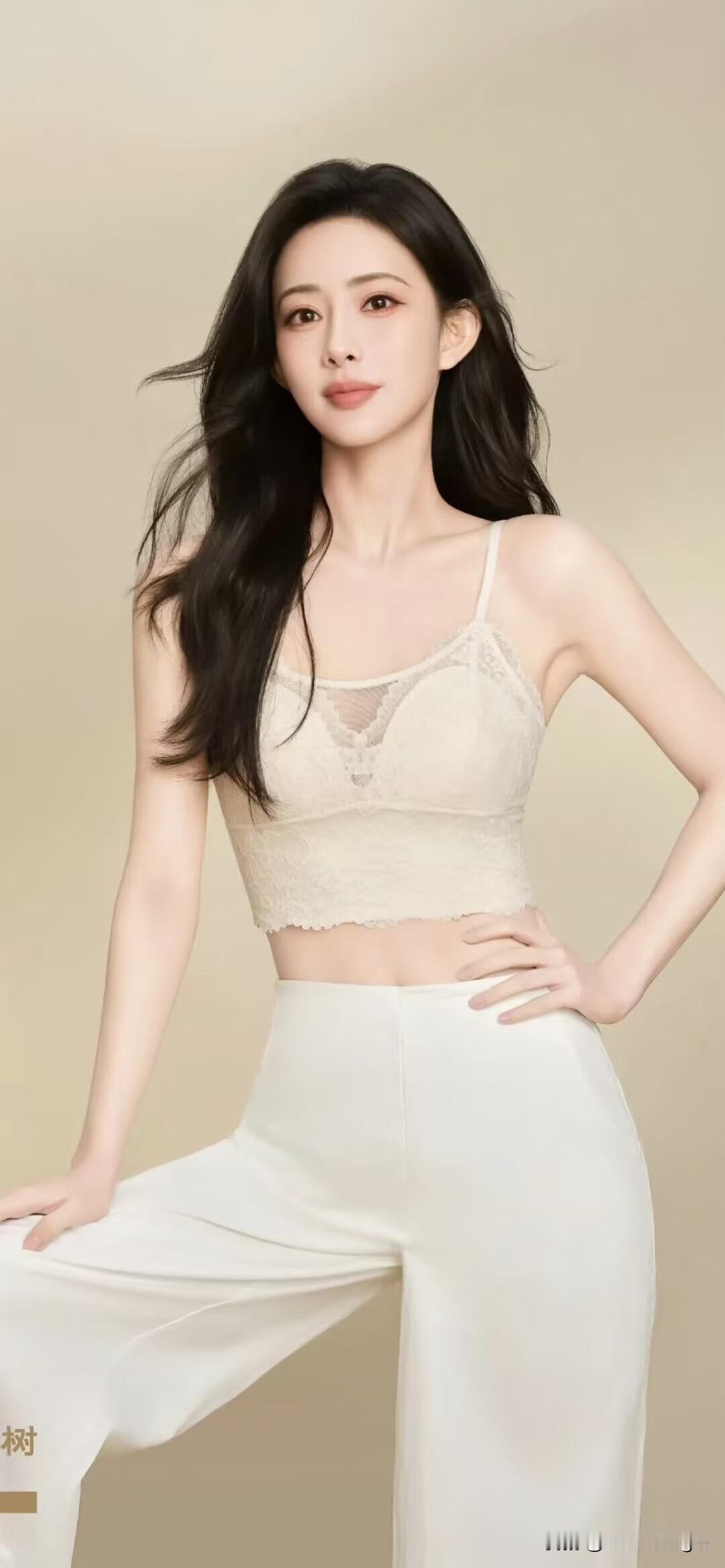 4月28日孟子义在成都某品牌活动的造型太绝了！工作室晒出的星光抹胸裙造型图，惊艳