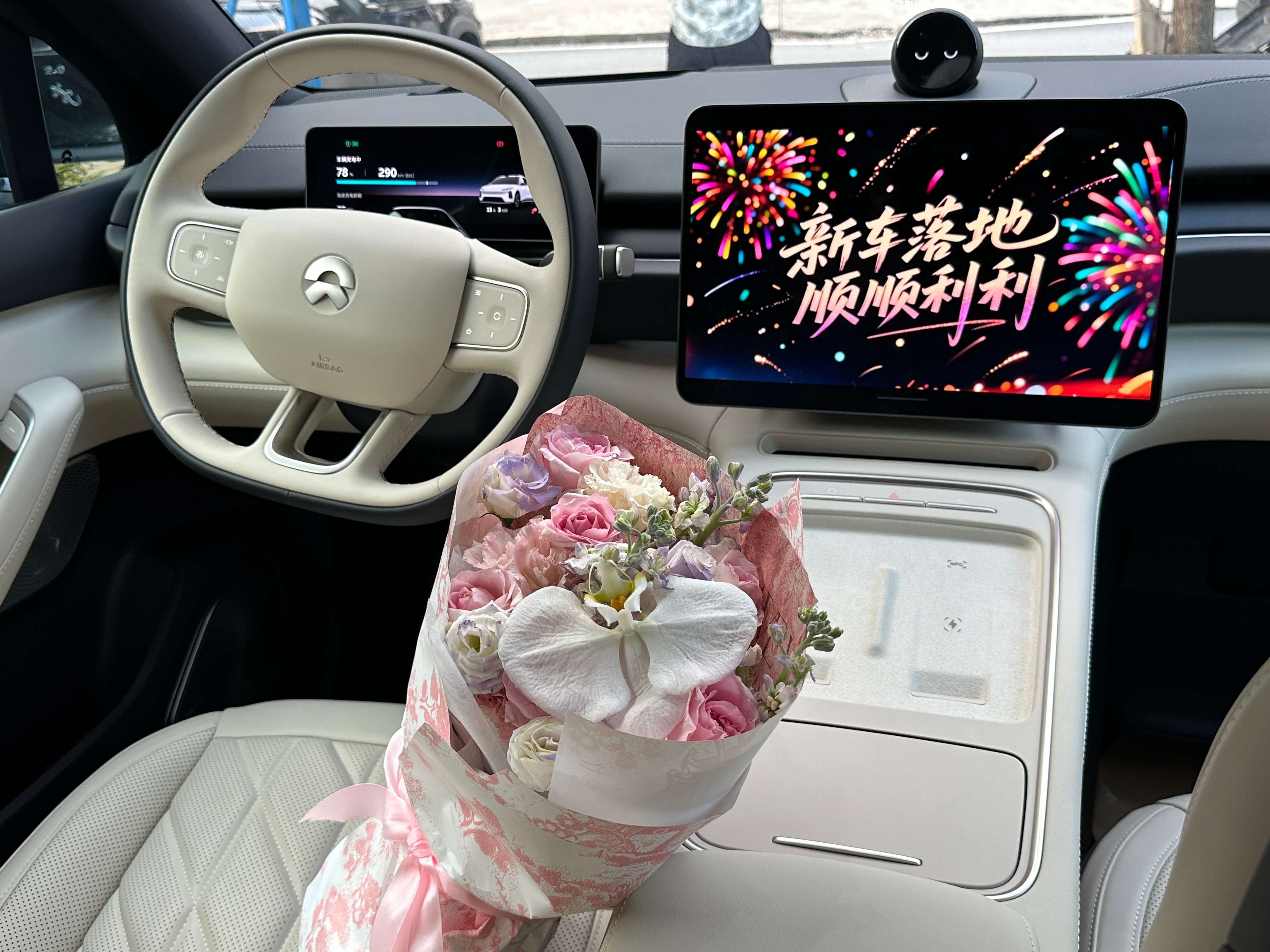喜提云白蔚来ES6大白🚗。纠结许久，最终被干净简约的白色外观打动，阳光下珠光质感温柔又高级。流畅的