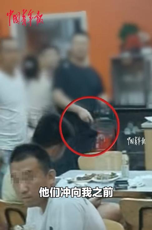 “冤不冤？”8月10日，辽宁本溪，一男子去面馆吃饭，结果，服务员上面时，手指碰到