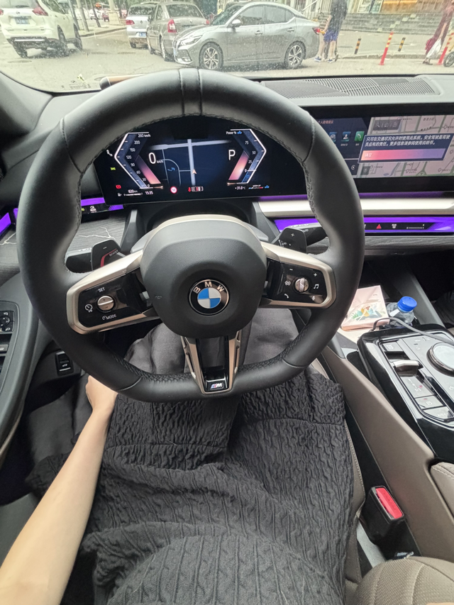 女生视角体验宝马5系不喜欢的地方，一是杯架，我和朋友一人买了杯奶茶上车了，结果