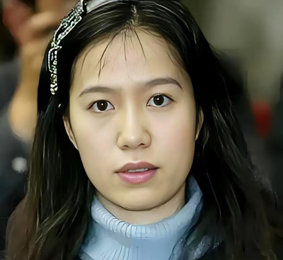 翁帆没住在豪宅里，她住的是清华园里一间有法律保障的终身居住权的房子——不