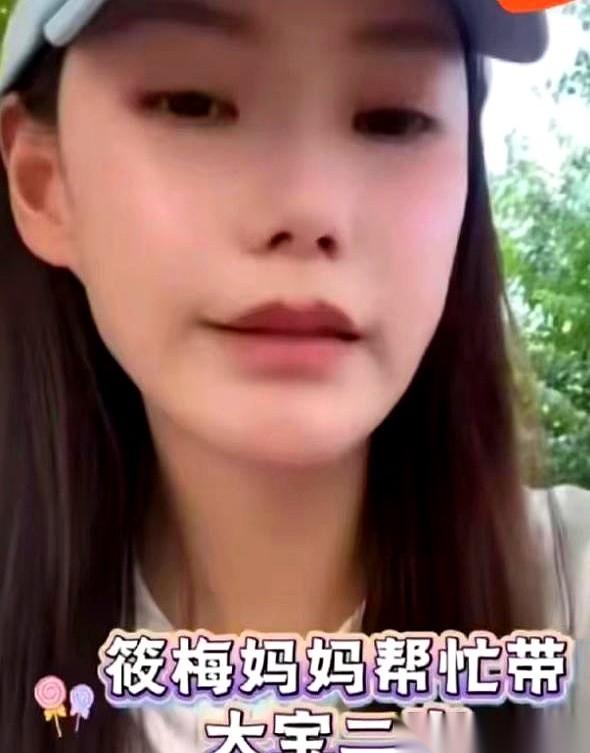 汪小菲的新妻子马筱梅，在直播里哭了。不是因为自己被骂，而是因为她妈。她说，我妈