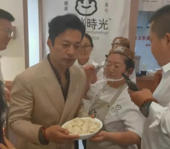 谭凯，大受好评。53岁谭凯在青岛开了一家饺子店，目前已经开始营业，而顾客最关注