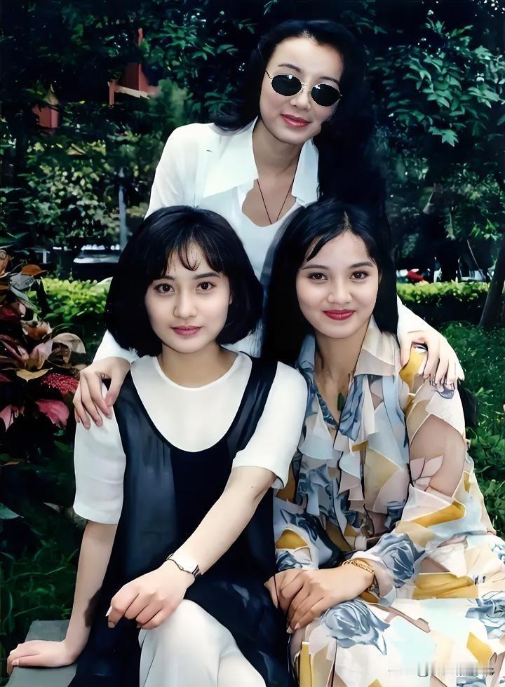 这张照片也有30年了，这部剧是陈德容的颜值巅峰，甚至把萧蔷都比下去了。《一帘