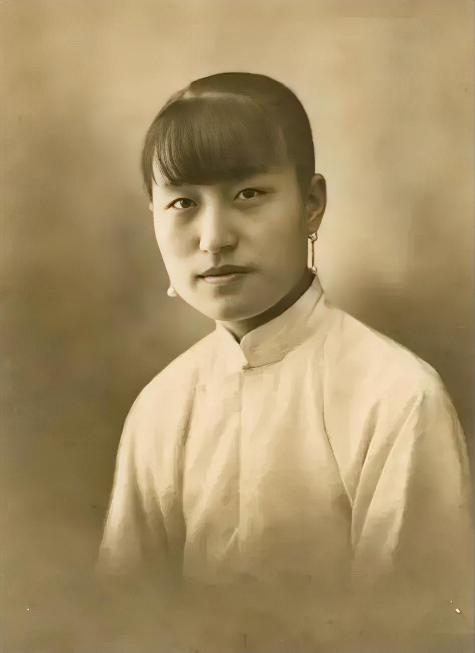 1961年，周总理在西花厅会见了蒋介石的前妻陈洁如，对方开口第一句话，就是红着眼